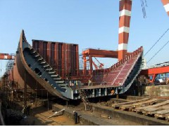 為什么一塊鐵會沉水，而一艘鐵船卻不會沉？